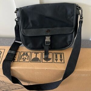 Lululemon Cross Body Expandable Bag black